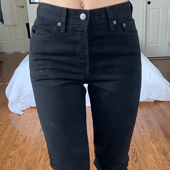 Like new - Levi’s wedgie midnight black cropped jeans - size 28 - Picture 8 of 11